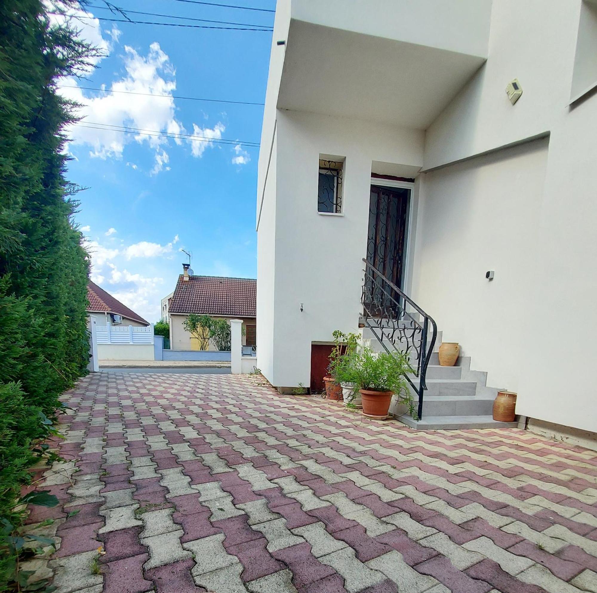 Appartement Meuble Avec Deux Chambres Moulins  Exterior photo